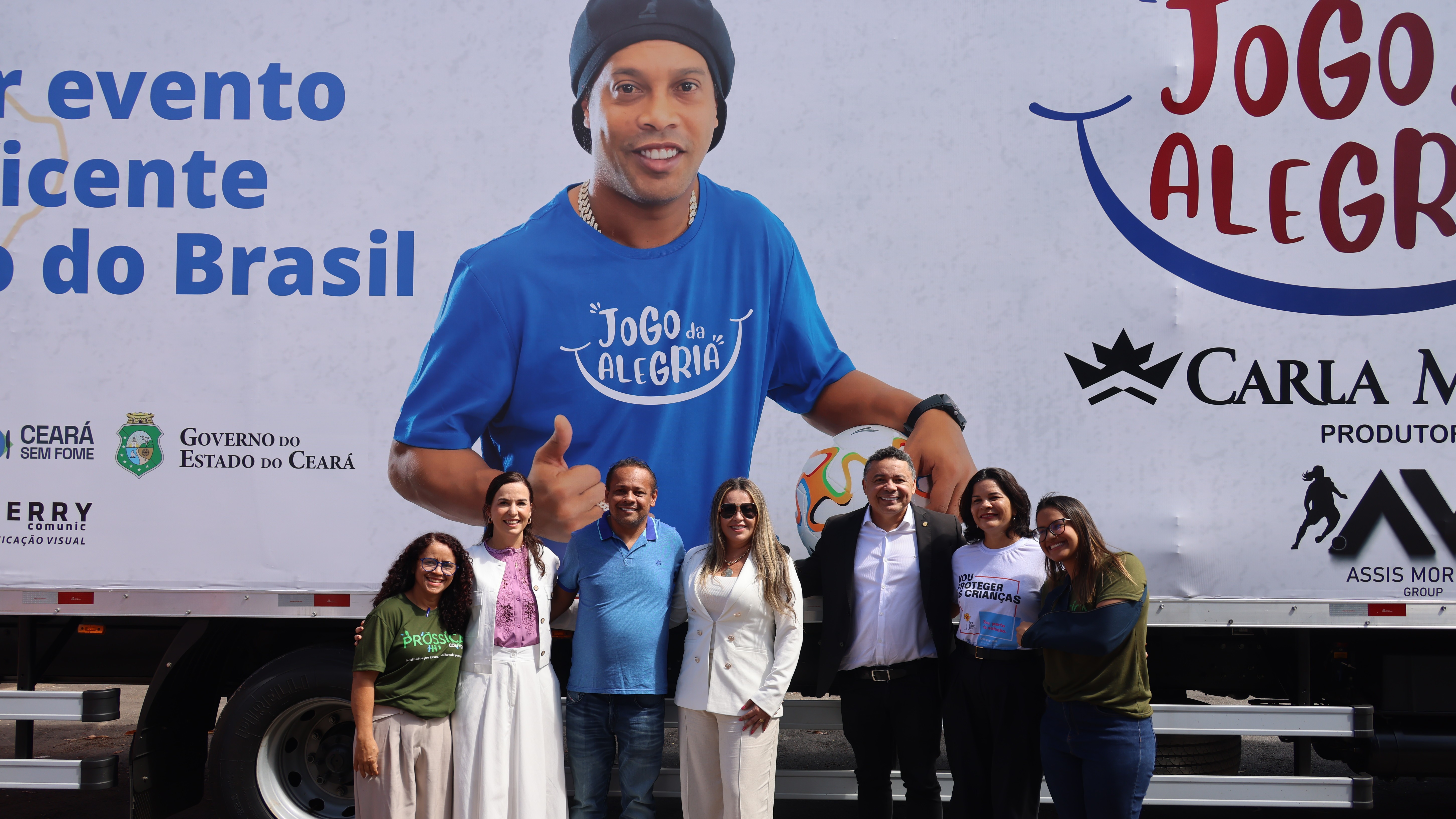 grupo de pessoas posa para a foto